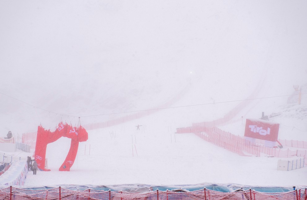 Obrovský slalom v rakúskom stredisku Sölden zrušili pre nepriaznivé počasie. Takto to tam vyzeralo.