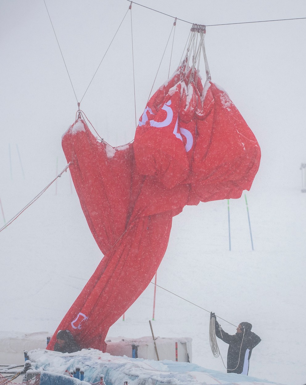 Obrovský slalom v rakúskom stredisku Sölden zrušili pre nepriaznivé počasie. Takto to tam vyzeralo.