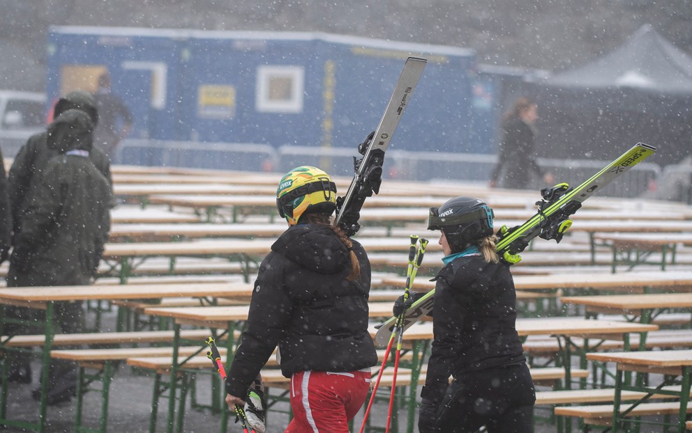 Obrovský slalom v rakúskom stredisku Sölden zrušili pre nepriaznivé počasie. Takto to tam vyzeralo.