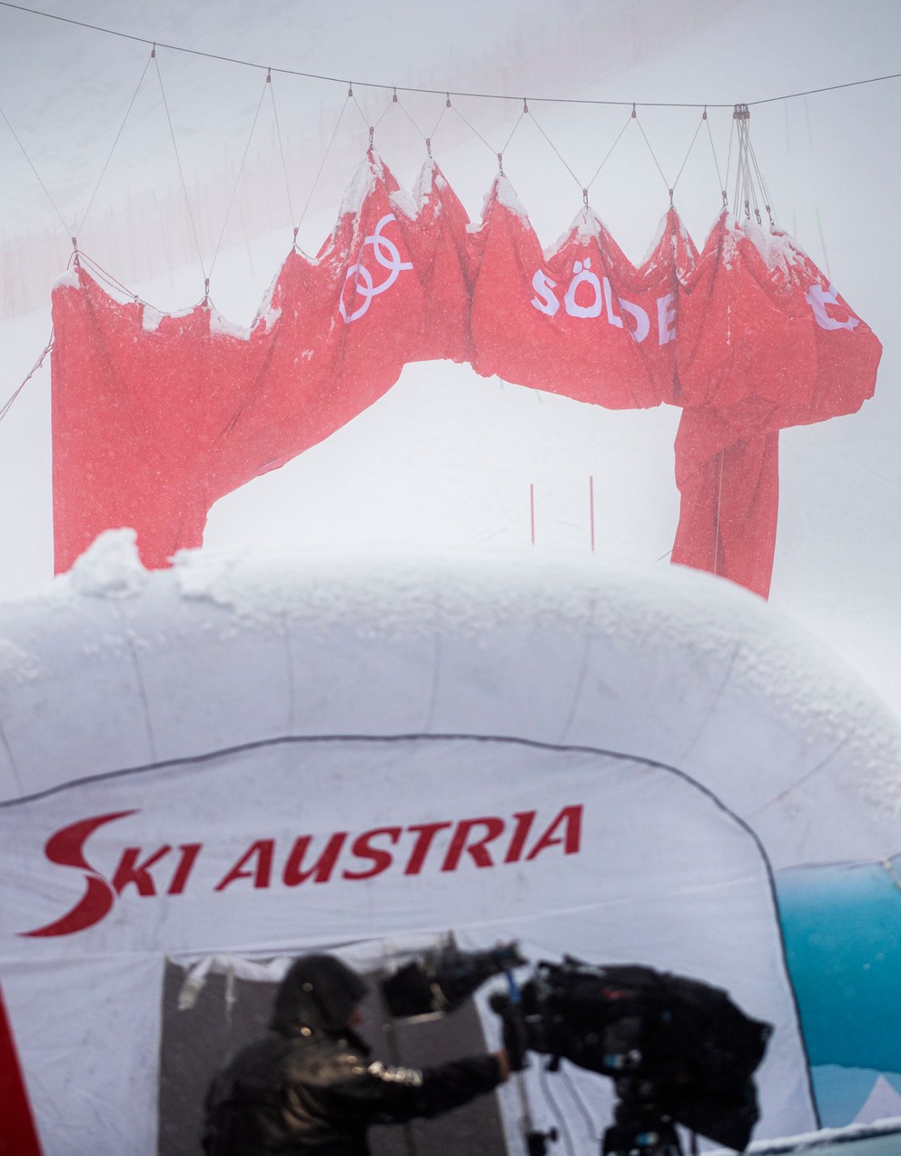 Obrovský slalom v rakúskom stredisku Sölden zrušili pre nepriaznivé počasie. Takto to tam vyzeralo.