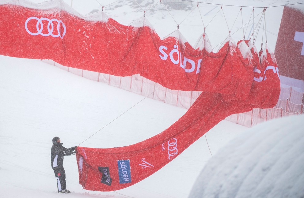 Obrovský slalom v rakúskom stredisku Sölden zrušili pre nepriaznivé počasie. Takto to tam vyzeralo.