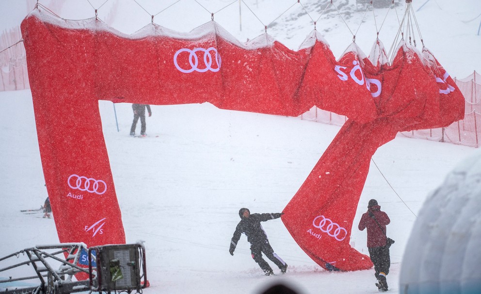 Obrovský slalom v rakúskom stredisku Sölden zrušili pre nepriaznivé počasie. Takto to tam vyzeralo.