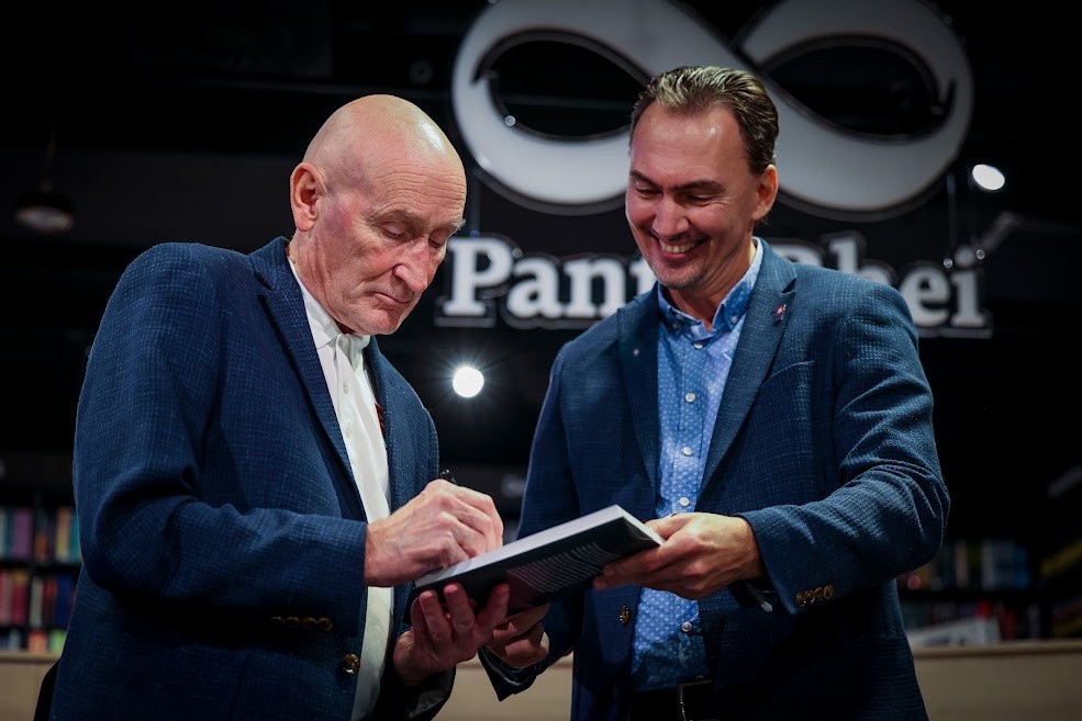 Craig Ramsay a Miroslav Šatan pri krste knihy Šťastný chlapec.