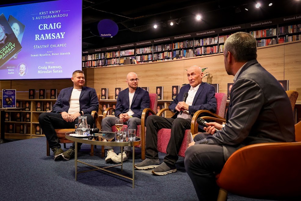 Tréner Craig Ramsay a autori knihy Šťastný chlapec Tomáš Kyselica (vľavo) a Peter Jánošík.