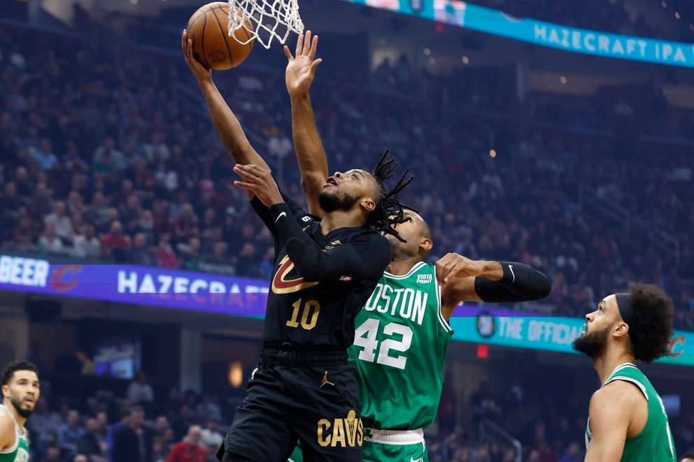 Hráč Clevelandu Darius Garland v súboji s Alom Horfordom.