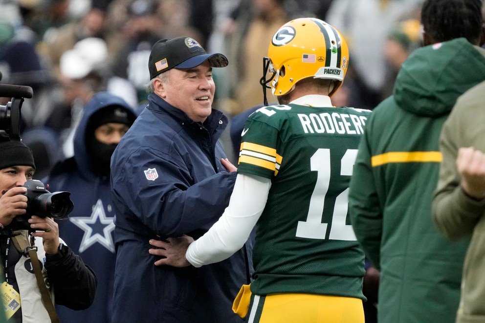 Tréner Mike McCarthy a jeho bývalý zverenec, quarterback Aaron Rodgers.