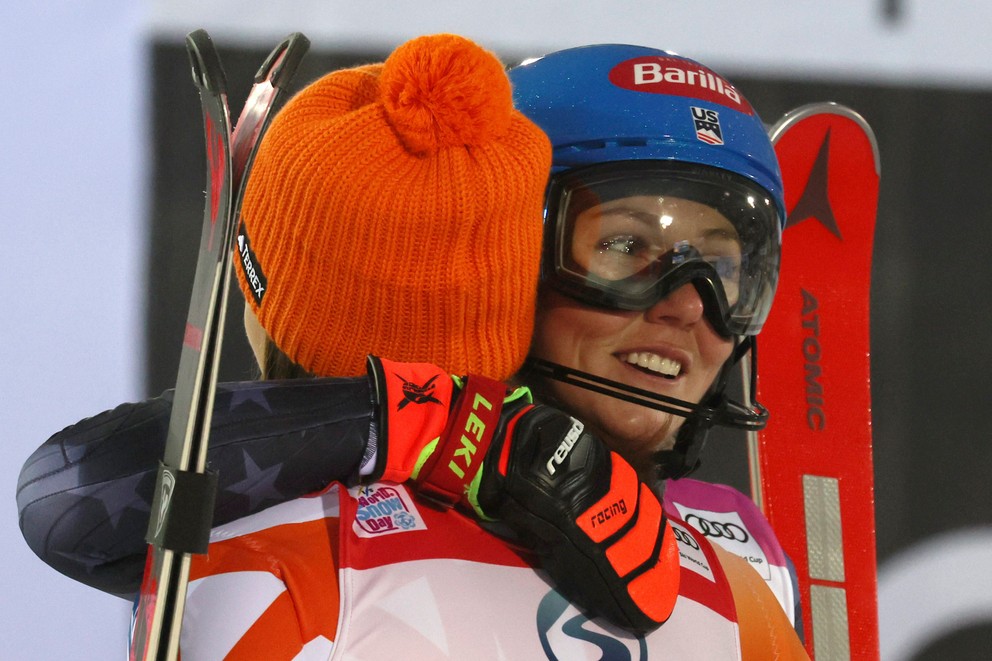 Víťazka slalomu v Levi Mikaela Shiffrinová v objatí s Petrou Vlhovou. 