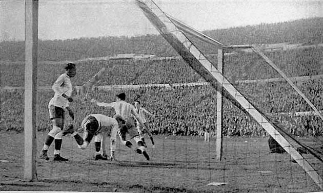 Agentínčan Guillermo Stábile sa teší po strelenom góle v zápase Uruguaj - Argentína vo finále MS vo futbale 1930.