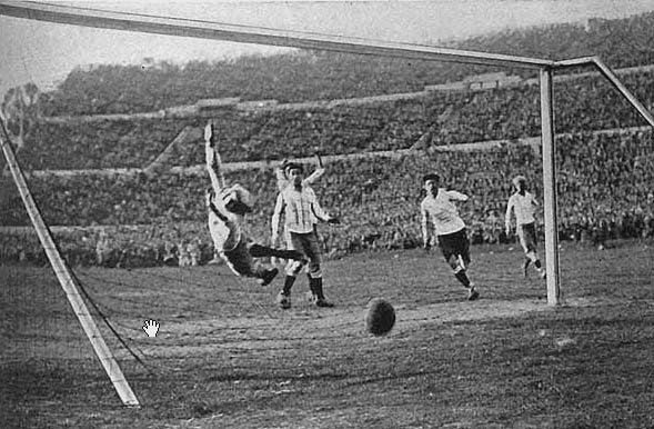 Uruguajčan Héctor Castro strieľa gól v zápase Uruguaj - Argentína vo finále MS vo futbale 1930.