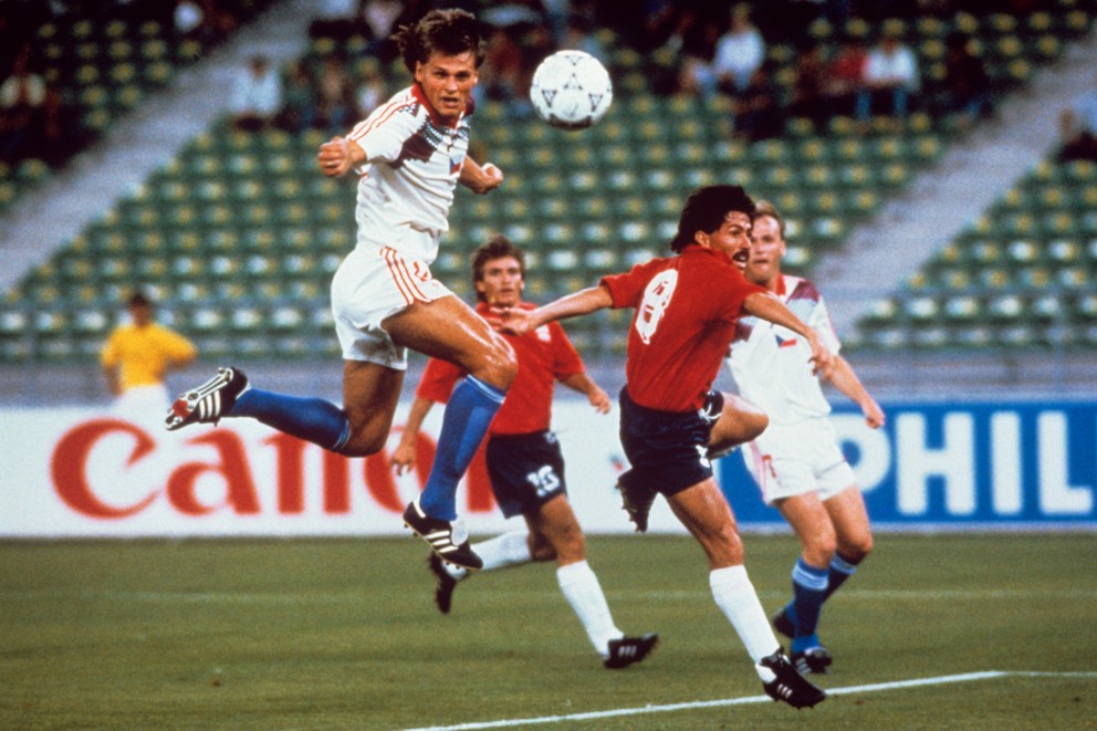 Tomáš Skuhravý strieľa tretí gól hlavou v zápase Československo - Kostarika na MS vo futbale 1990.