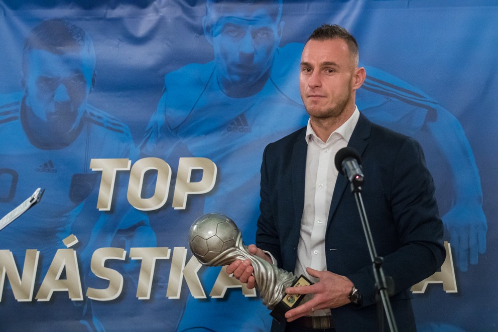 Kamil Zekucia s cenou pre najlepšieho východoslovenského futbalistu za rok 2022.