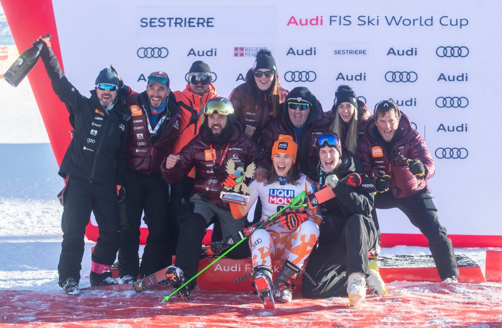 Petra Vlhová oslavuje na pódiu spolu s tímom tretie miesto v obrovskom slalome v Sestriere. 