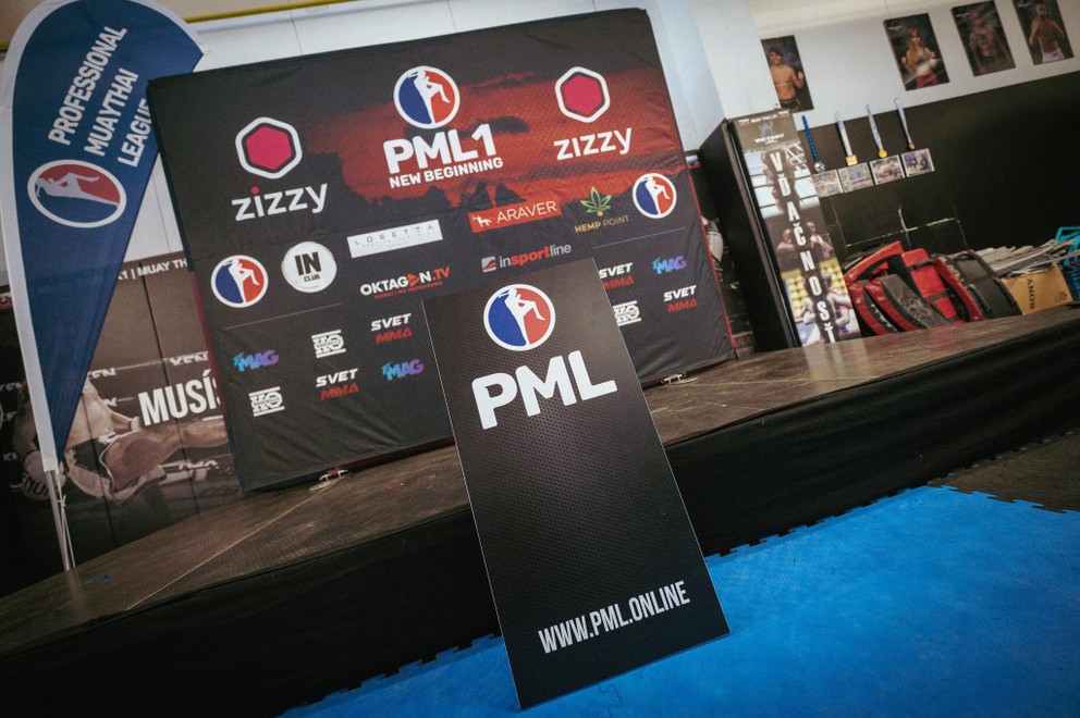 Pripravené pódium pred prvým vážením na turnaji PML 1.