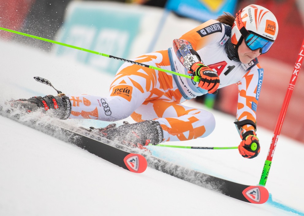 Slovenská lyžiarka Petra Vlhová počas prvého kola obrovského slalomu v rakúskom Semmeringu.