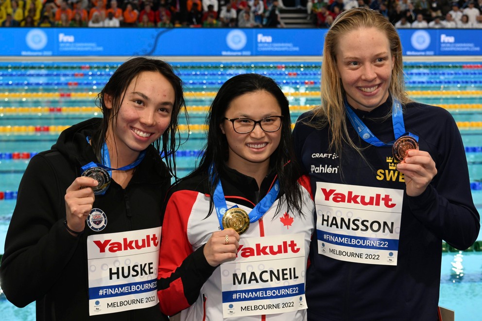 Zľava Torri Husková, Margaret MacNeilová a Louise Hanssonová počas MS v krátkom bazéne 2022.