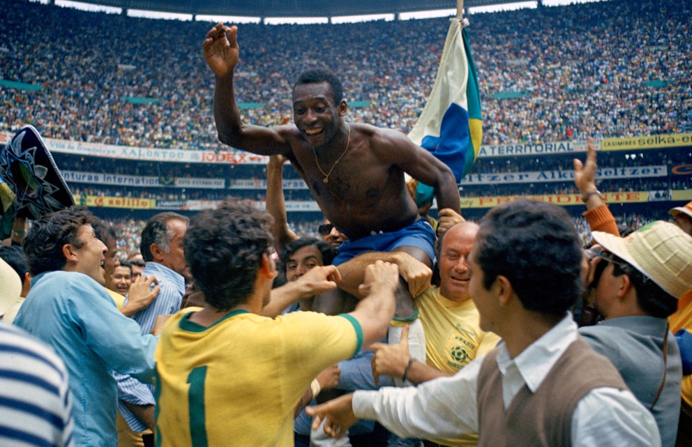 Brazílčan Pele visí na pleciach svojich spoluhráčov po tom, čo Brazília vyhrala finále majstrovstiev sveta nad Talianskom 4:1 na štadióne Azteca v Mexico City, 21. júna 1970.