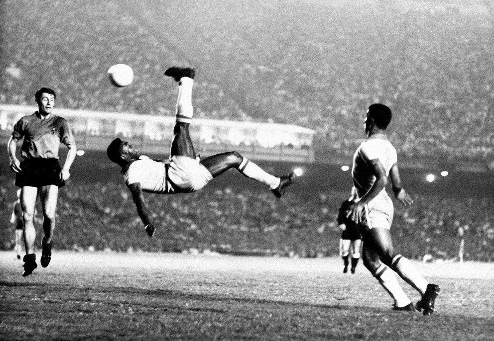 Brazílska futbalová hviezda Pelé strieľa nožničkami počas zápasu na neznámom mieste, september 1968.