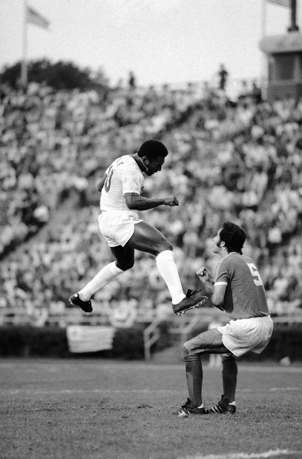Pelé v momentke po tom, čo loptu namieril počas futbalového zápasu medzi Cosmos a Toronto Metro-Chorvátsko na Downing Stadium v New Yorku, 19. júna 1975.