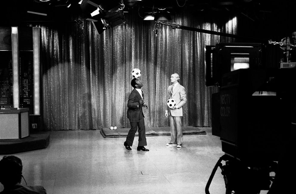 Pelé predvádza futbalovú ukážku počas nahrávania show Johnnyho Carsona v štúdiách televízie NBC v New Yorku, 9. mája 1973.