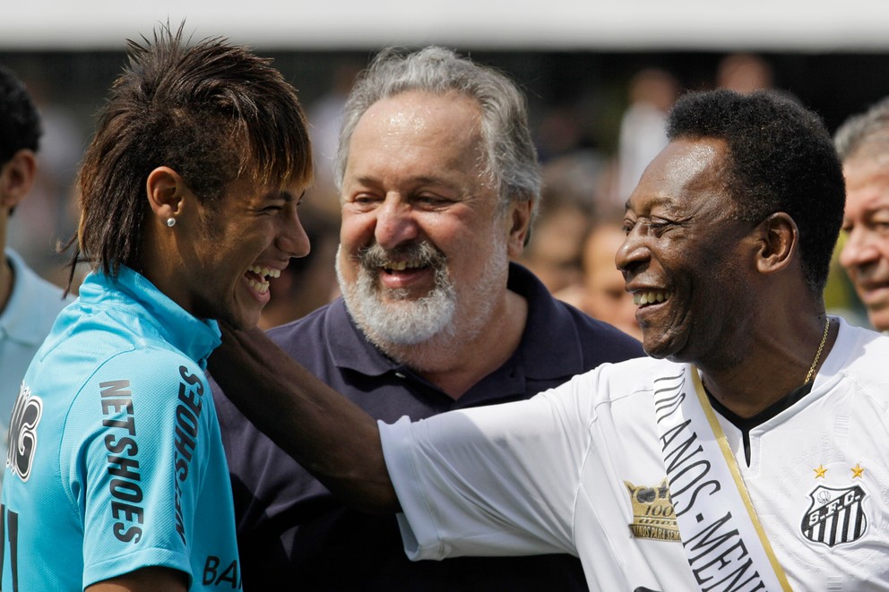 Futbalista Neymar (vľavo) a brazílska futbalová legenda Pelé sa spoločne smejú počas osláv stého výročia tímu v brazílskom Santose.