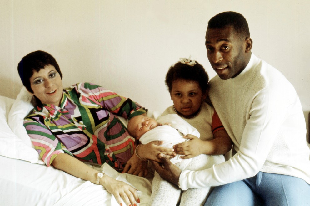 Brazílska futbalová hviezda Pelé, jeho manželka Rosemeri sa v roku 1976 na neznámom mieste v Brazílii odfotili s dcérou Kelly a novorodeným synom Edsonom.