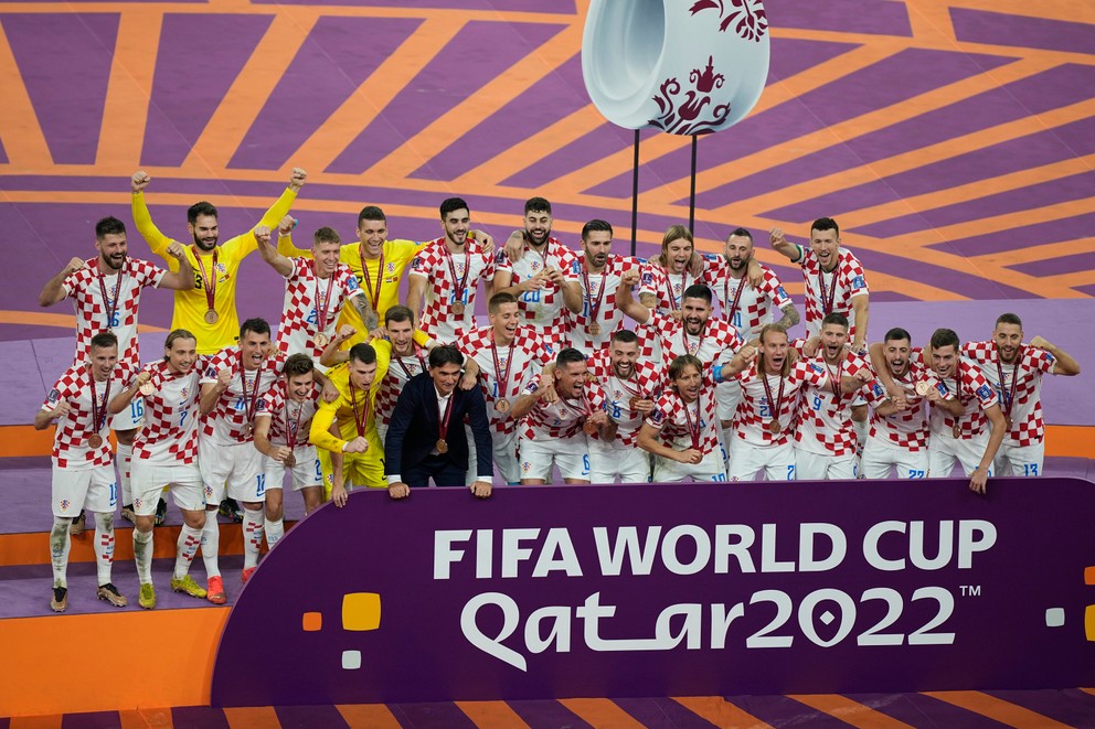 Chorvátski reprezentanti sa tešia zo zisku bronzu na MS vo futbale 2022.