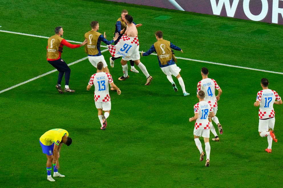 Chorvátski reprezentanti sa tešia po strelenom góle v zápase Chorvátsko - Brazília vo štvrťfinále MS vo futbale 2022.