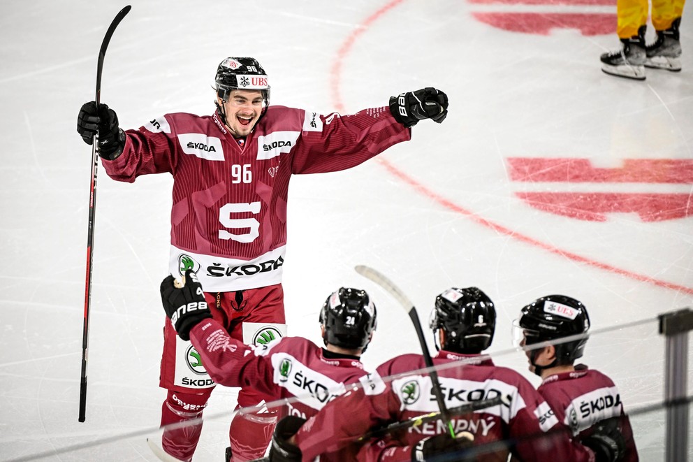 David Tomášek sa teší so spoluhráčmi z HC Sparta Praha po strelenom góle.