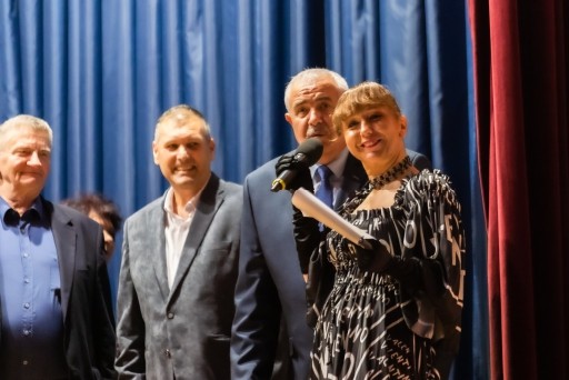 Moderátorka a sekretárka BFZ Jana Škreková a ocenený delegát Adrián Darlea.