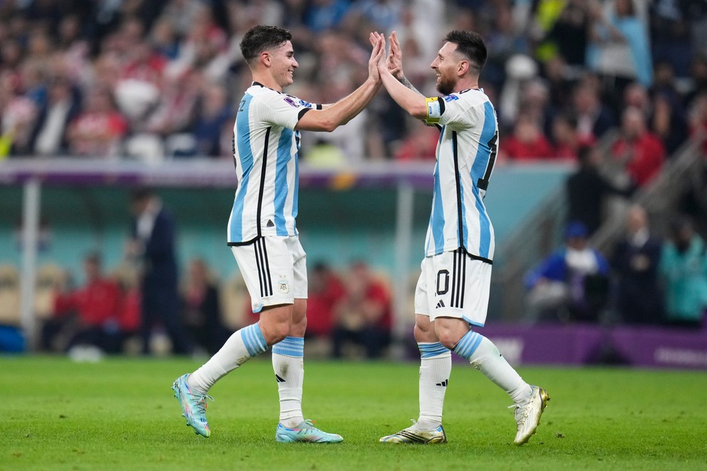Julián Álvarez a Lionel Messi v zápase Argentína - Chorvátsko v semifinále MS vo futbale 2022.