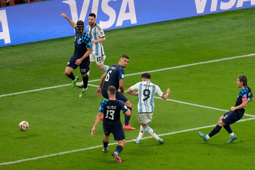 Julián Álvarez strieľa gól po skvelej akcii Lionela Messiho v zápase Argentína - Chorvátsko v semifinále MS vo futbale 2022.