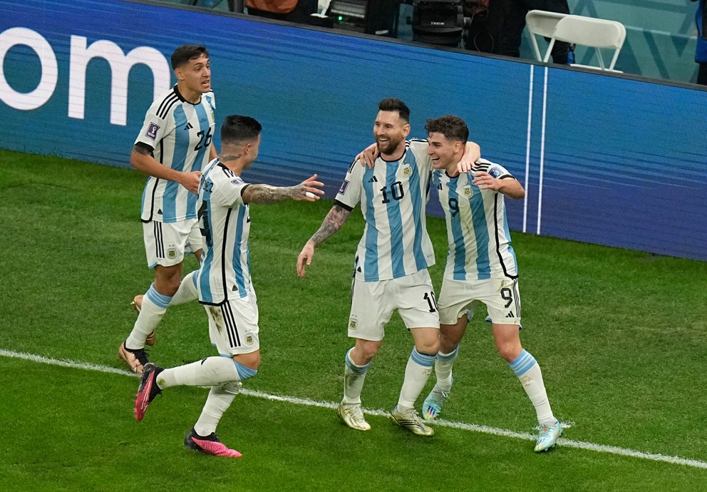Lionel Messi a Julián Álvarez sa tešia so spoluhráčmi po strelenom góle v zápase Argentína - Chorvátsko v semifinále MS vo futbale 2022.