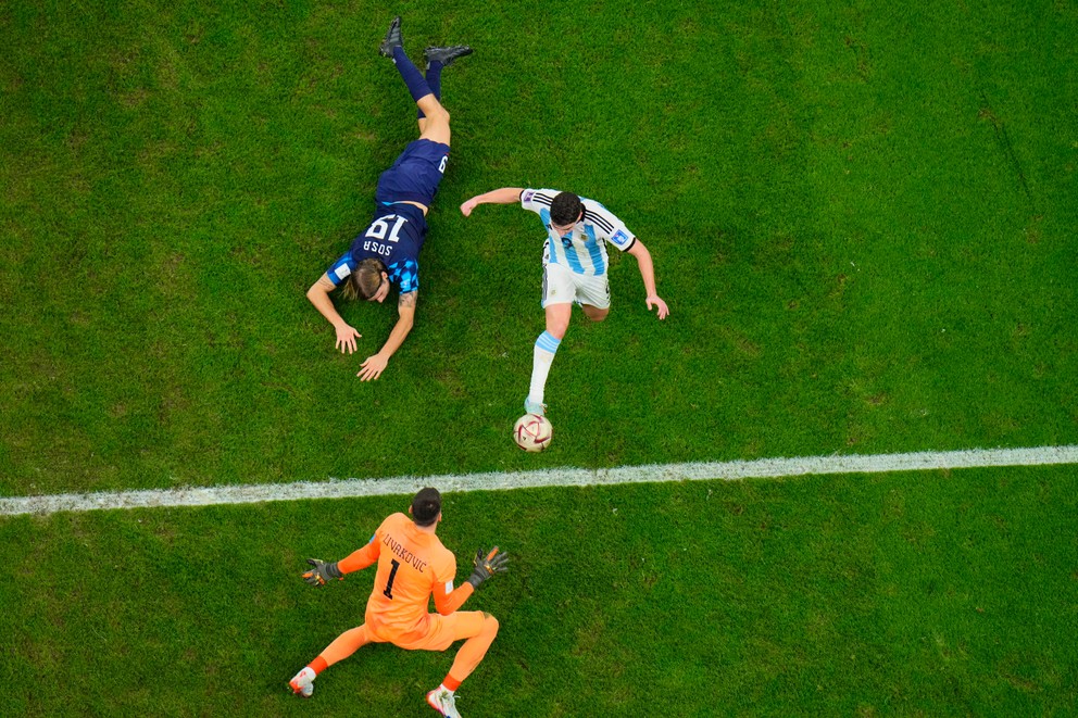 Julián Álvarez strieľa gól v zápase Argentína - Chorvátsko v semifinále MS vo futbale 2022.