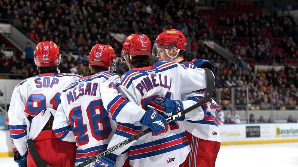 Kitchener Rangers s Filipom Mešárom sa radujú z gólu.