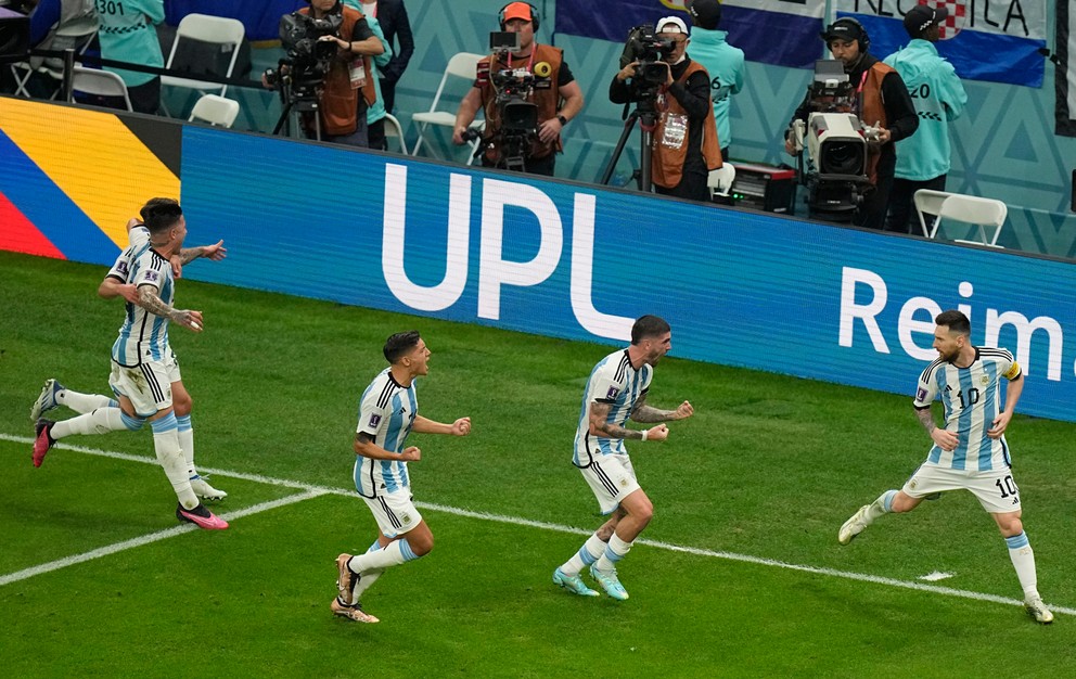 Lionel Messi sa so spoluhráčmi teší po strelenom góle v zápase Argentína - Chorvátsko v semifinále MS vo futbale 2022.
