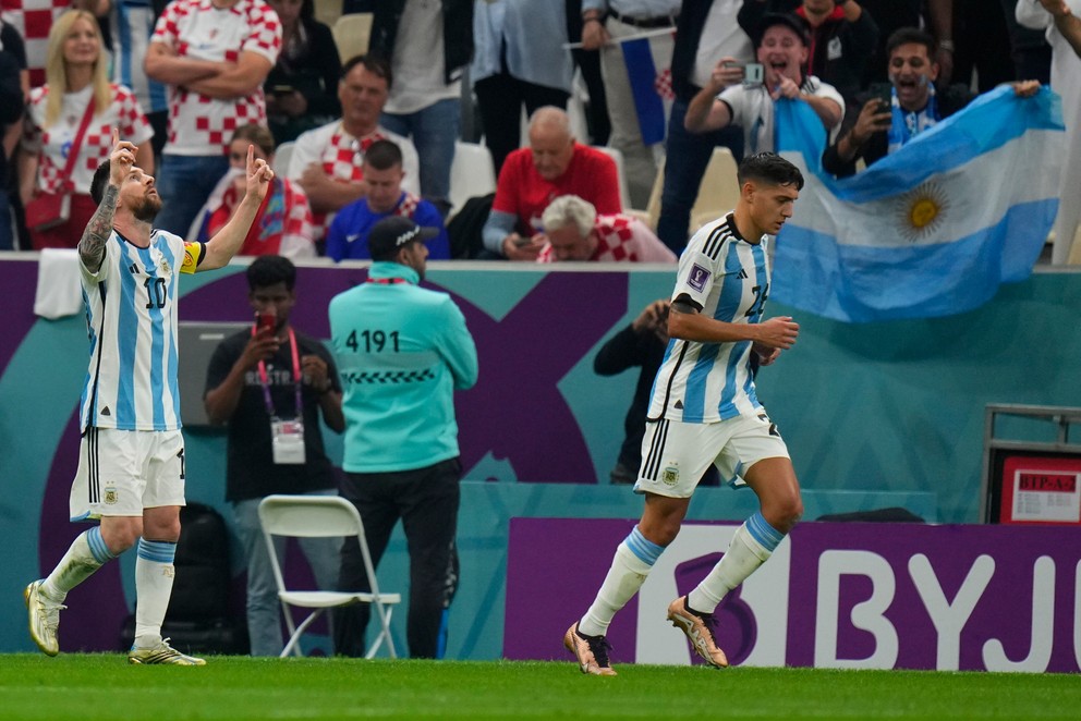 Lionel Messi teší po strelenom góle v zápase Argentína - Chorvátsko v semifinále MS vo futbale 2022.