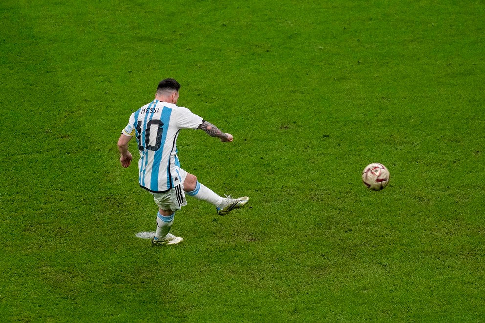 Lionel Messi strieľa gól v zápase Argentína - Chorvátsko v semifinále MS vo futbale 2022.