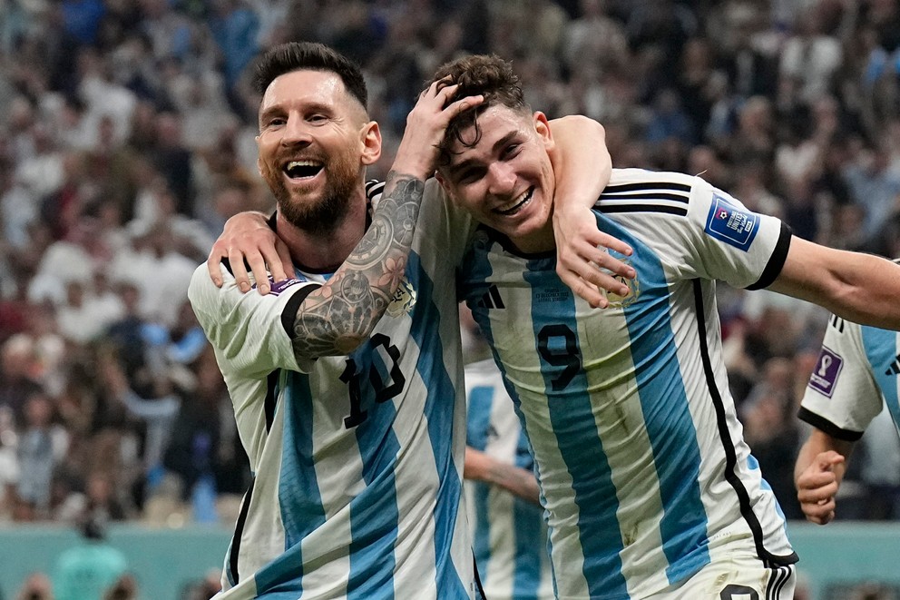Lionel Messi a Julián Álvarez sa tešia po strelenom góle v zápase Argentína - Chorvátsko v semifinále MS vo futbale 2022.