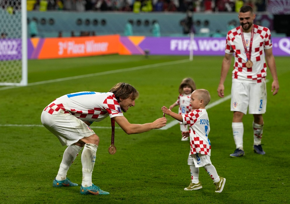 Luka Modrič oslavoval zisk bronzovej medaily na MS vo futbale 2022 so svojimi deťmi.