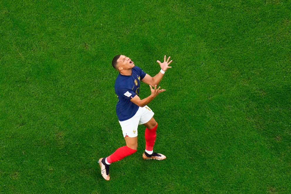 Kylian Mbappé sa teší po úvodnom góle Thea Hernandéza v semifinále Francúzsko - Maroko na MS vo futbale 2022.