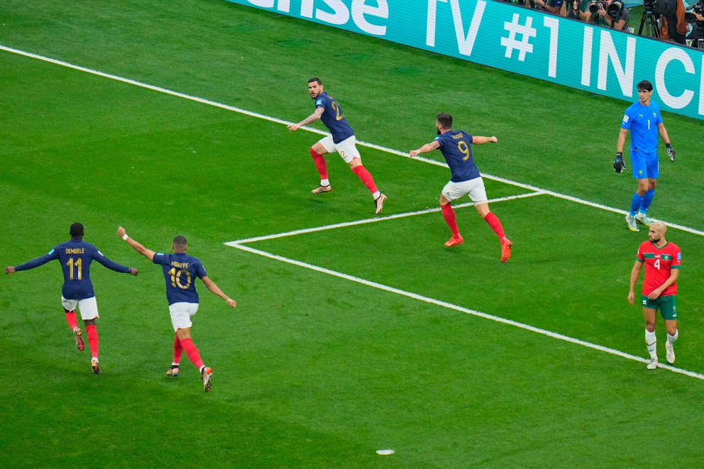 Radosť futbalistov Francúzska po úvodnom góle v semifinále MS 2022.