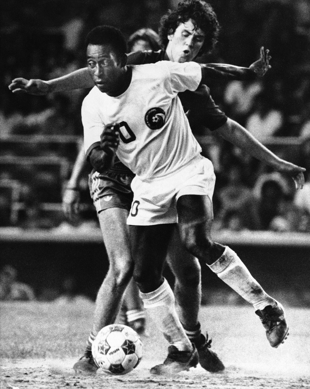 Útočník New York Cosmos Pelé kontroluje loptu, zatiaľ čo stredopoliar Miami Toros Tommy Mulroy bráni počas druhého polčasu futbalového zápasu NASL na newyorskom Yankee Stadium 10. augusta 1976.
