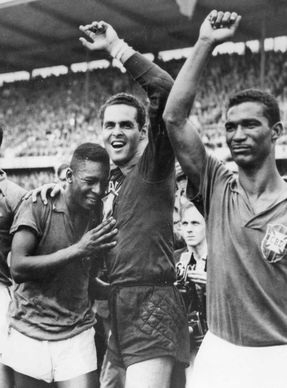 17-ročný Pelé (vľavo) plače opierajúc sa o brankára Gilmara Dos Santosa Nevesa po víťazstve Brazílie nad Švédskom 5:2 vo finále MS 1958 v Štokholme.