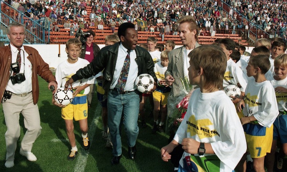 Pelé na štadióne v Košiciach v roku 1994, vpravo Joe Borbély.