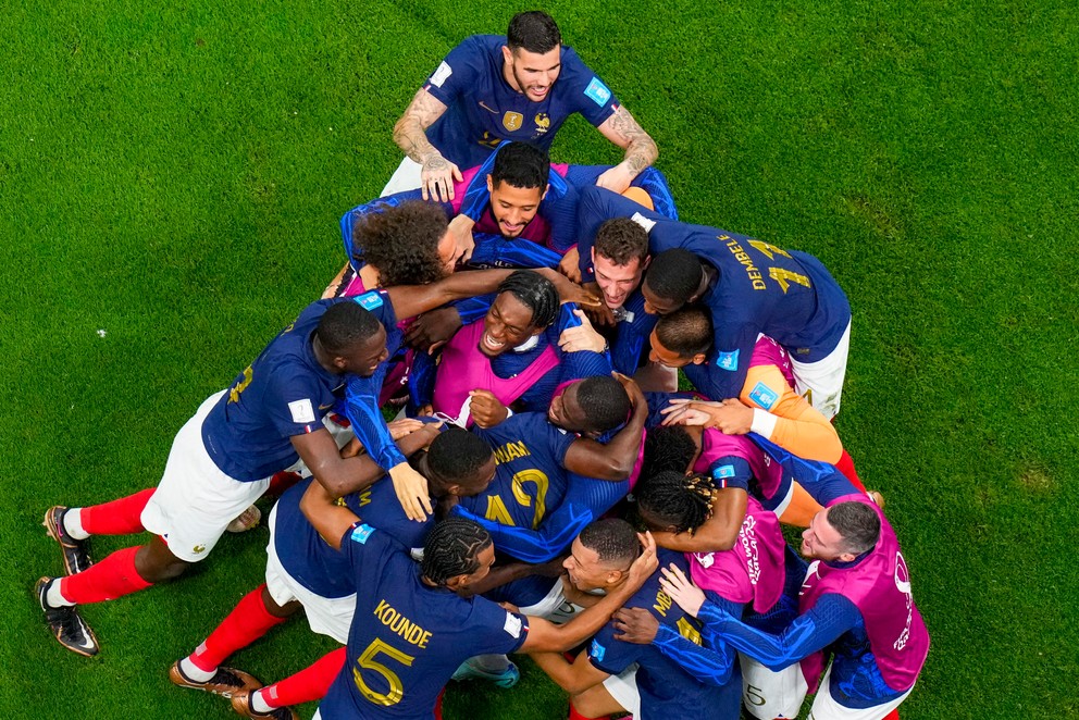 Radosť futbalistov Francúzska po druhom góle v semifinále s Marokom na MS vo futbale 2022.