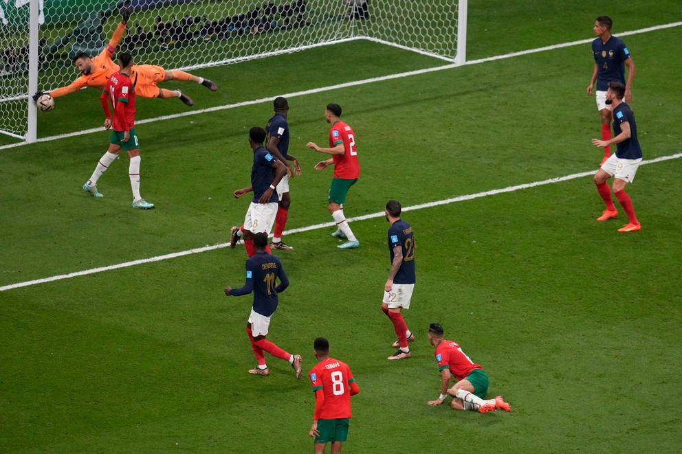Maroko nastrelilo žrď v zápase semifinále s Francúzskom na MS vo futbale 2022.