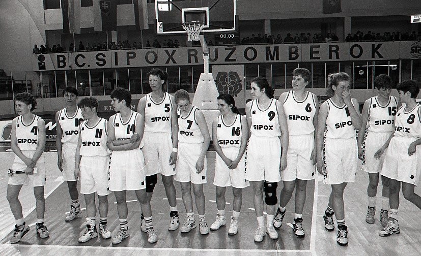 Basketbalistky SCP Ružomberok v roku 1995, Elena Mozgová s číslom 5.