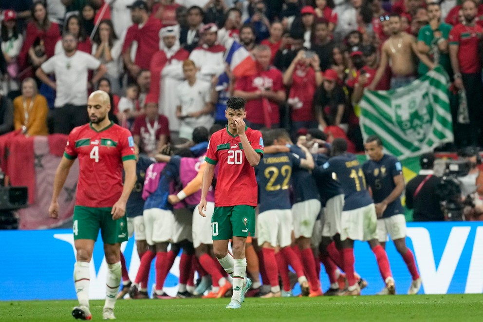 Smútok futbalistov Maroka v závere semifinále s Francúzskom na MS vo futbale 2022.