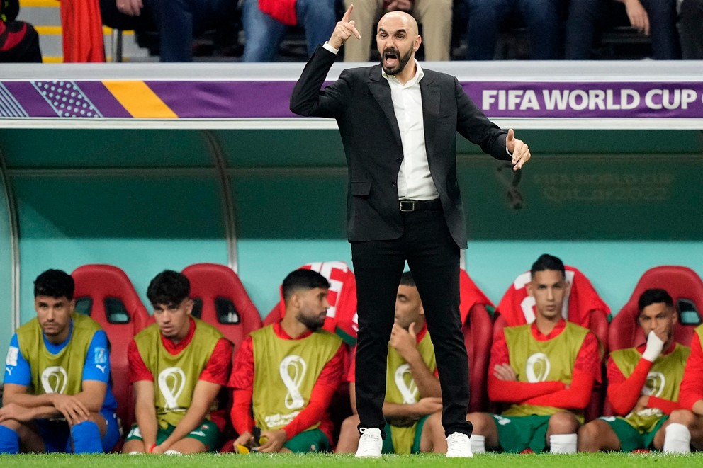 Tréner Maroka Walid Regragui počas semifinále proti Francúzsku na MS vo futbale 2022.