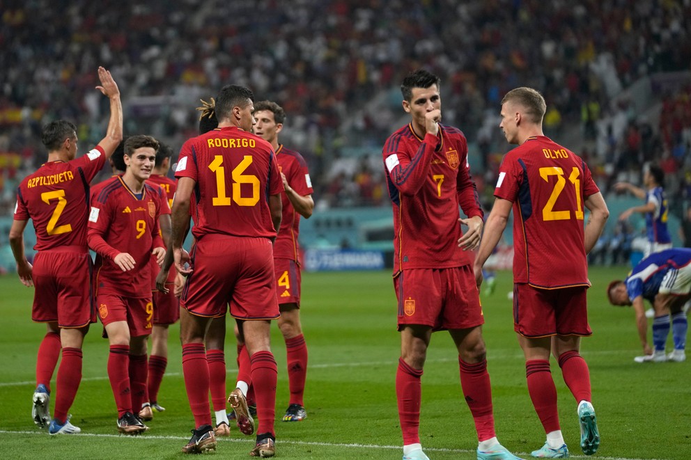 Španielsky futbalista Alvaro Morata (druhý vpravo) sa teší z gólu počas zápasu Japonsko - Španielsko.